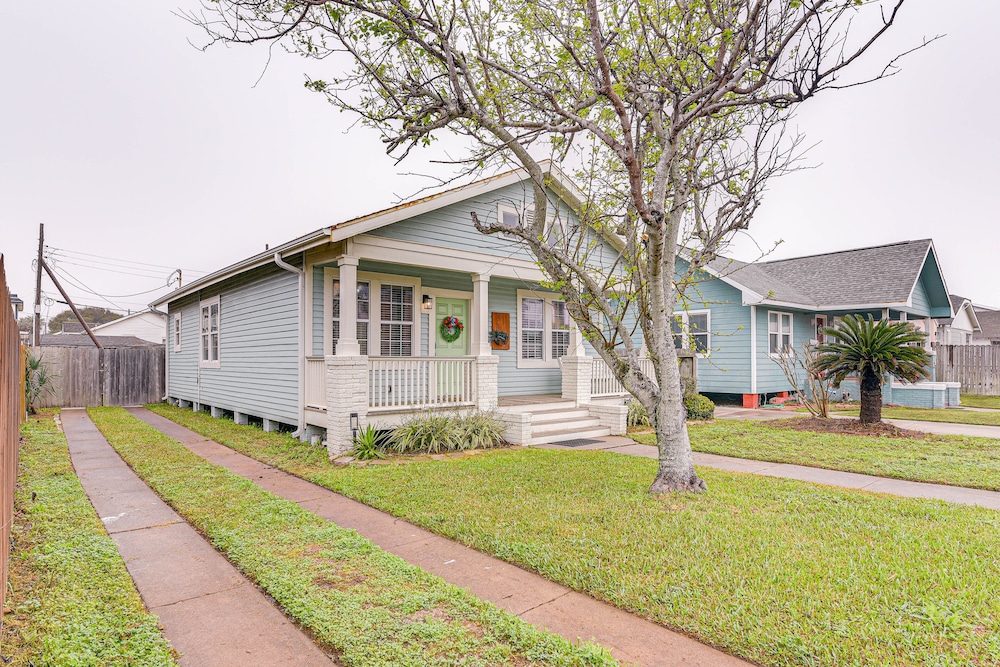 4 Mi to Moody Gardens: Galveston Home w/ Grill
