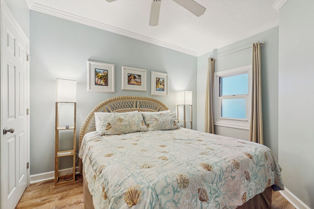 4BR Condo w/ Gulf Views & Amenities