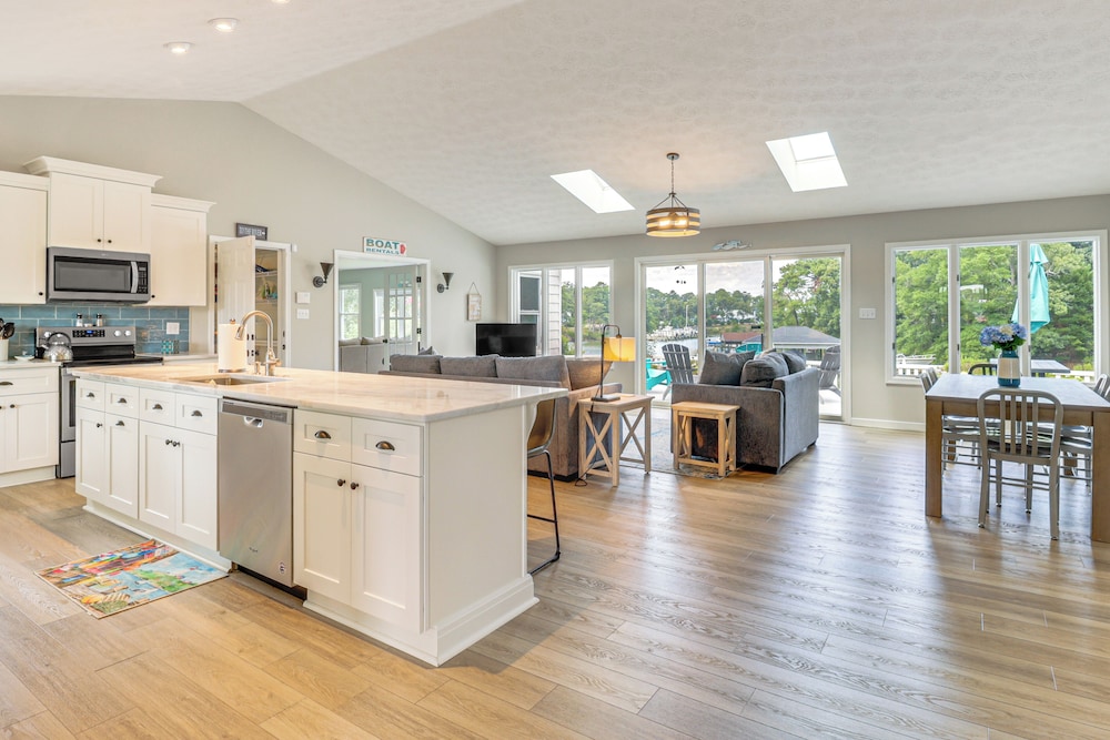 Boat Dock & Kayaks: Waterfront Home in Deltaville!