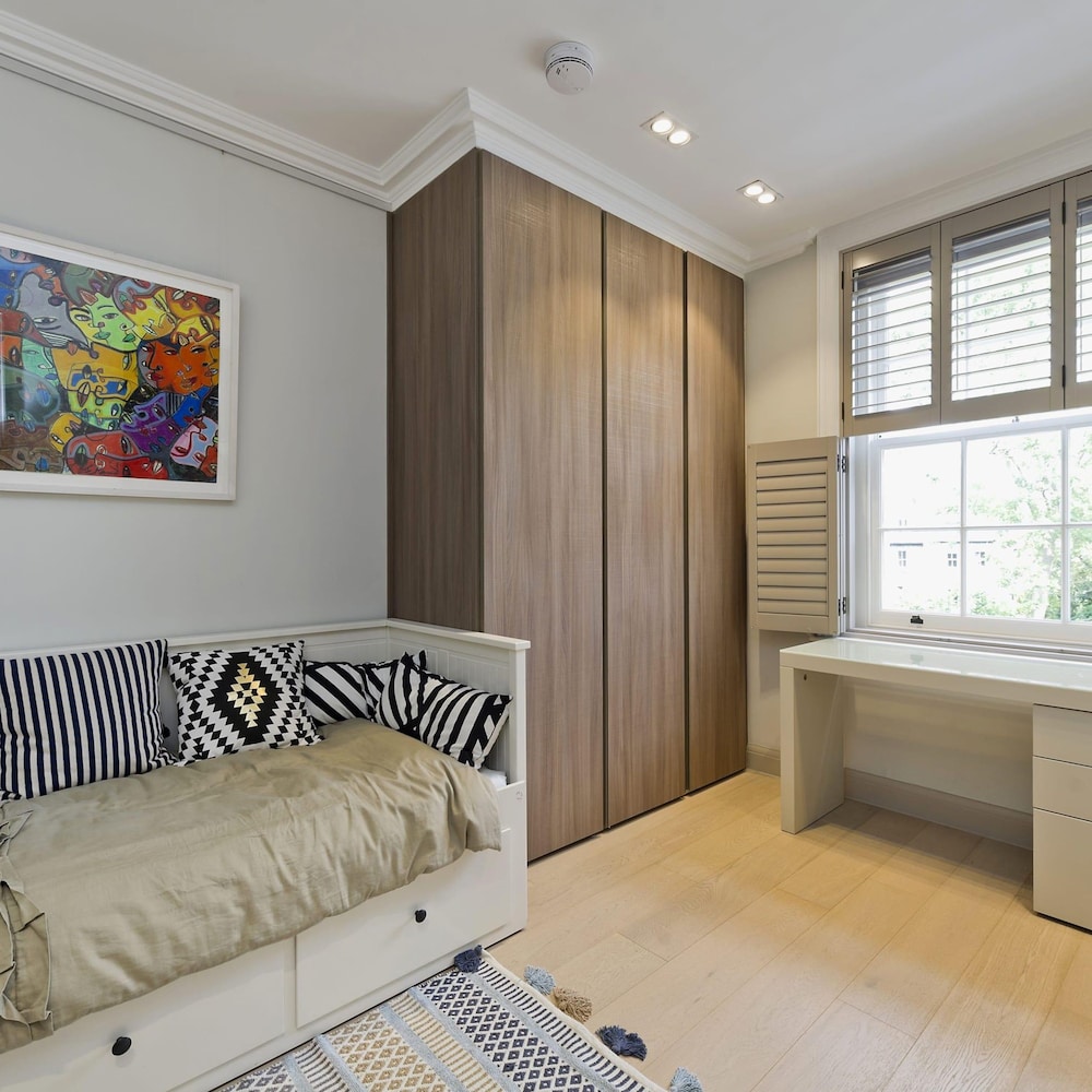 Astounding 7bed Notting Hill Family Home w Private Garden Games Room Parking