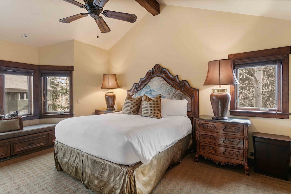 1617 - Six Bedroom plus Den Lakeside 6 Condo