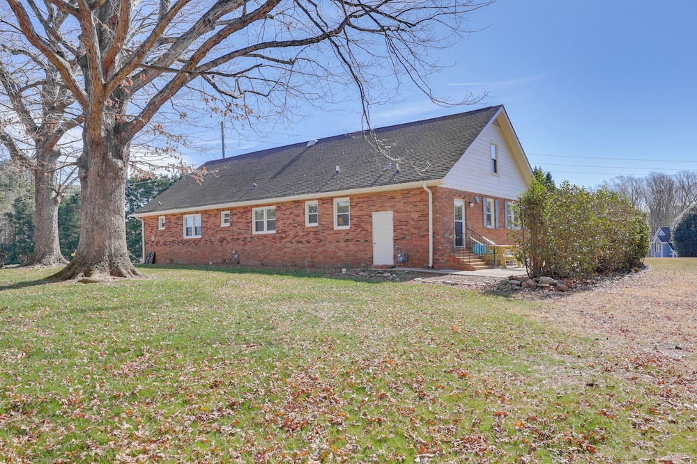 14 Mi to Raleigh: Charming Family Home!