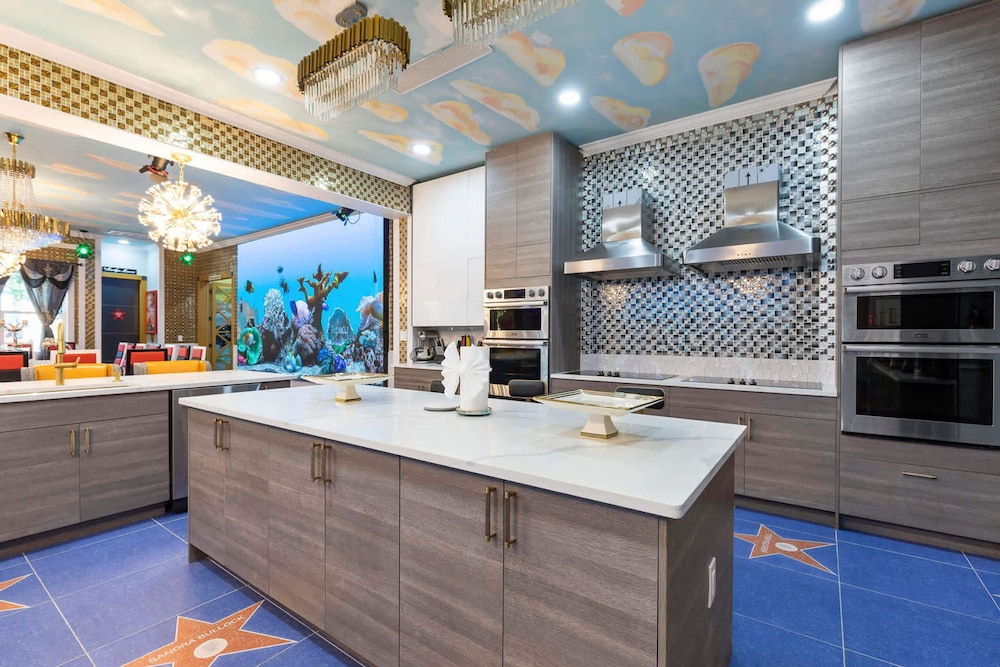 Ultimate Hollywood Themed Mansion for Big Groups