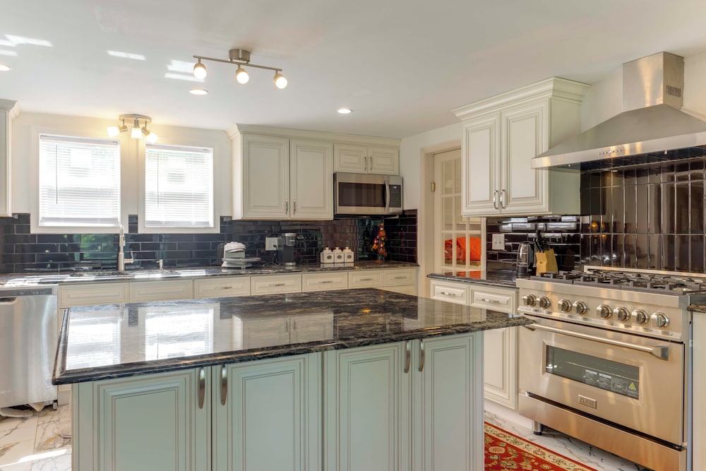 Near Lake Erie, Harbor & Parks: Conneaut Getaway!