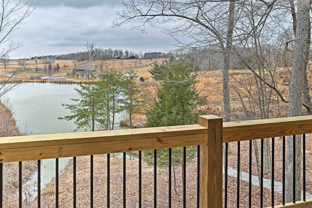 Cozy East Bernstadt Cabin w/ Porch  Fishing Lake! - Property Image 7