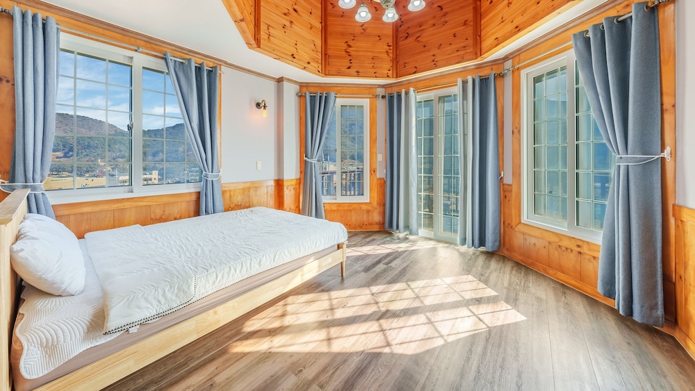 Geoje Come and Stay Pension