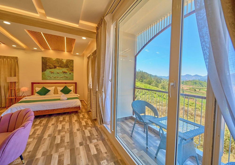 Vihani's Western Clouds by VOYE HOMES