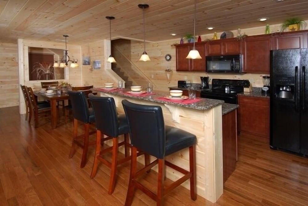 Smoky's Summit - 4 Bedrooms, 4 Baths, Sleeps 14 Home by RedAwning