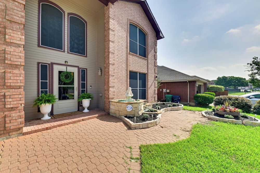 7 Mi to Lewisville Lake: Spacious Denton Home