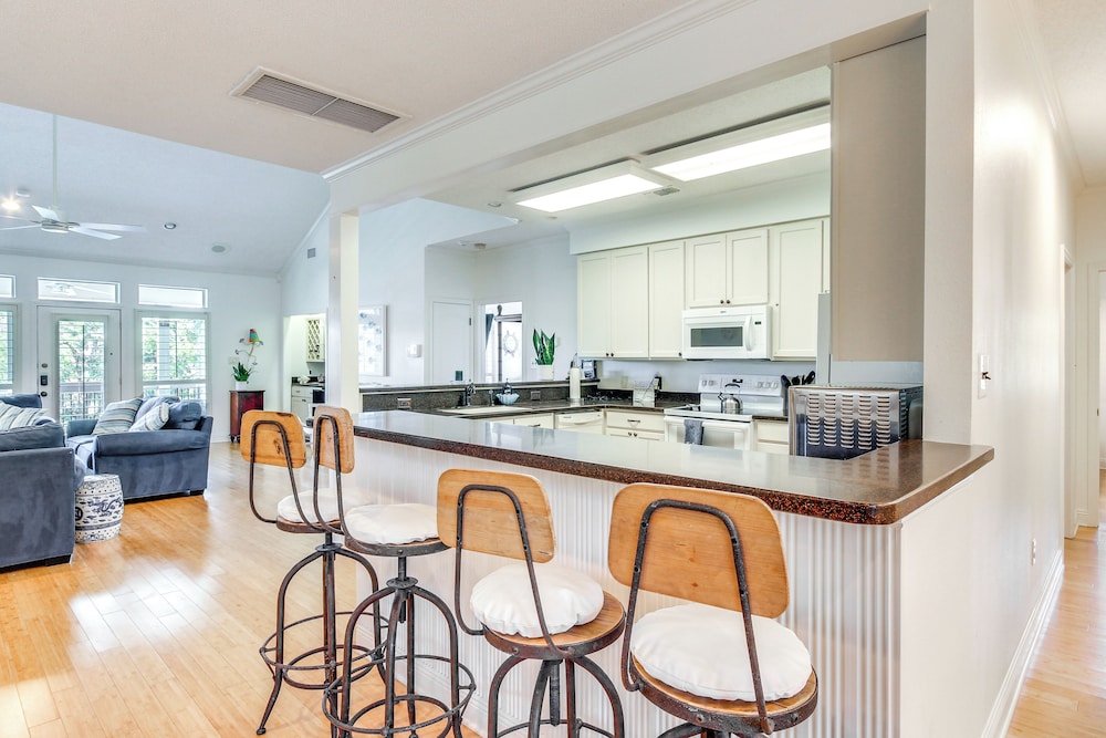 Pool, Fire Pit & Tennis Court: Gem in Bay St Louis