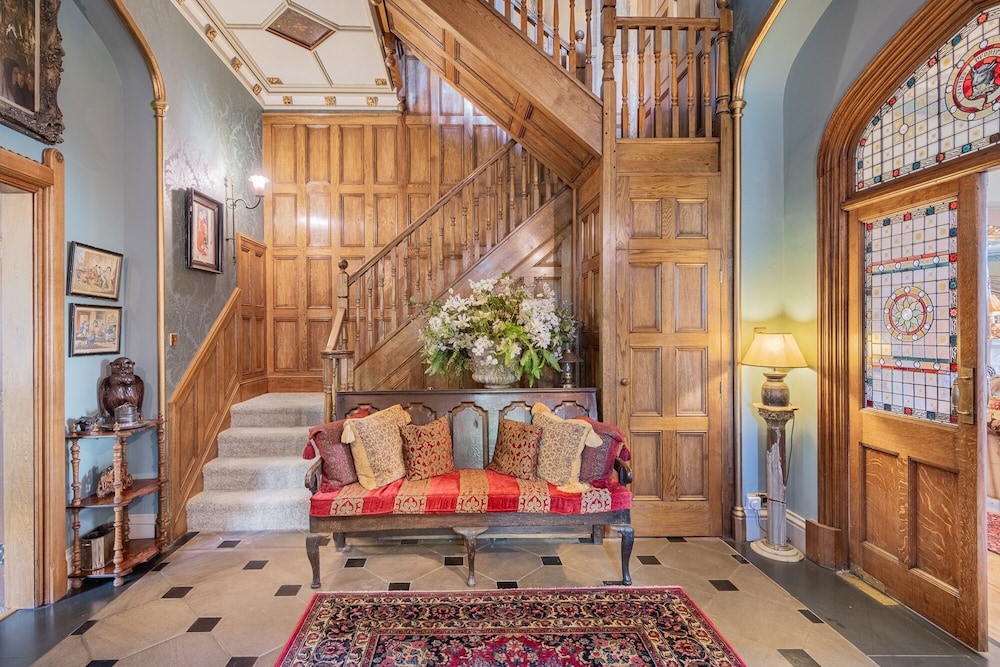 Kendal - Gothic Hall - Luxury Rooms or Apartment