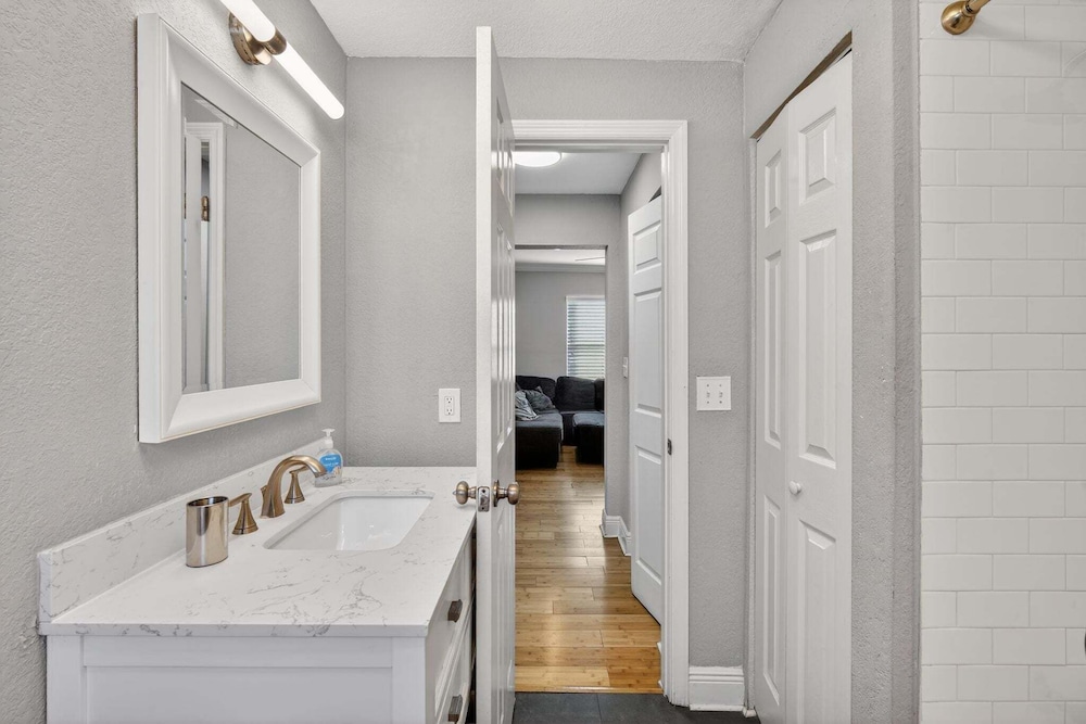 Modern Tampa Home Near Ybor And Downtown 3 Bedroom Home