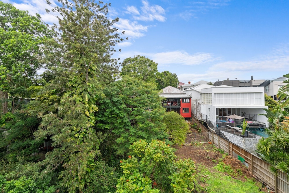 2-bed Getaway With Shared Pool & BBQ Access