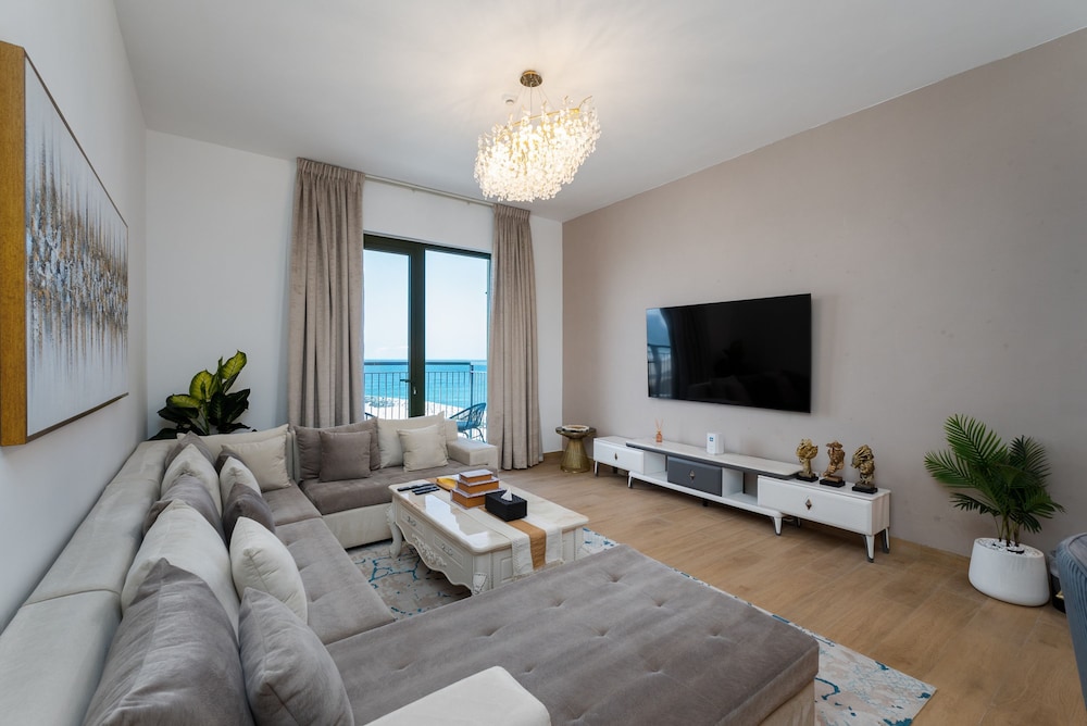 Contemporary La Mer 1BR w Beach Access