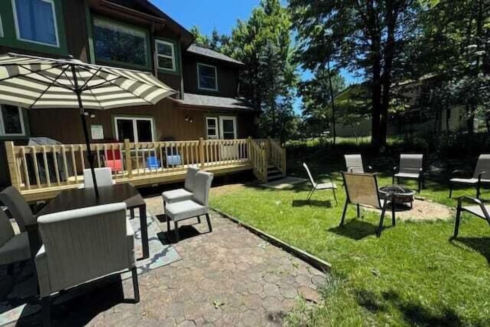 The Wooden Nest by Avantstay Deck, Big Yard w/ Hammocks & Fire Pit