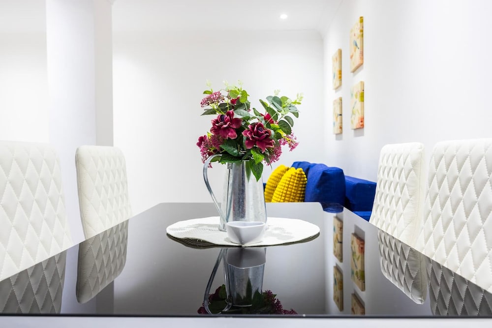 3 Bed 3 Bathroom Flat in Kensington B