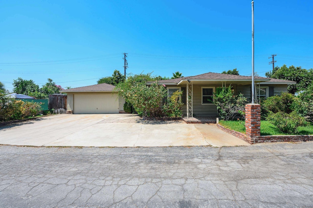Not Affected by the Fire/spacious Retreat w/ Large Kitchen & Outdoor Patio