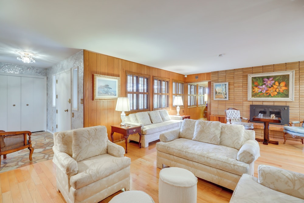 2 Living Areas + Library! Home 22 Mi to Mt Rose