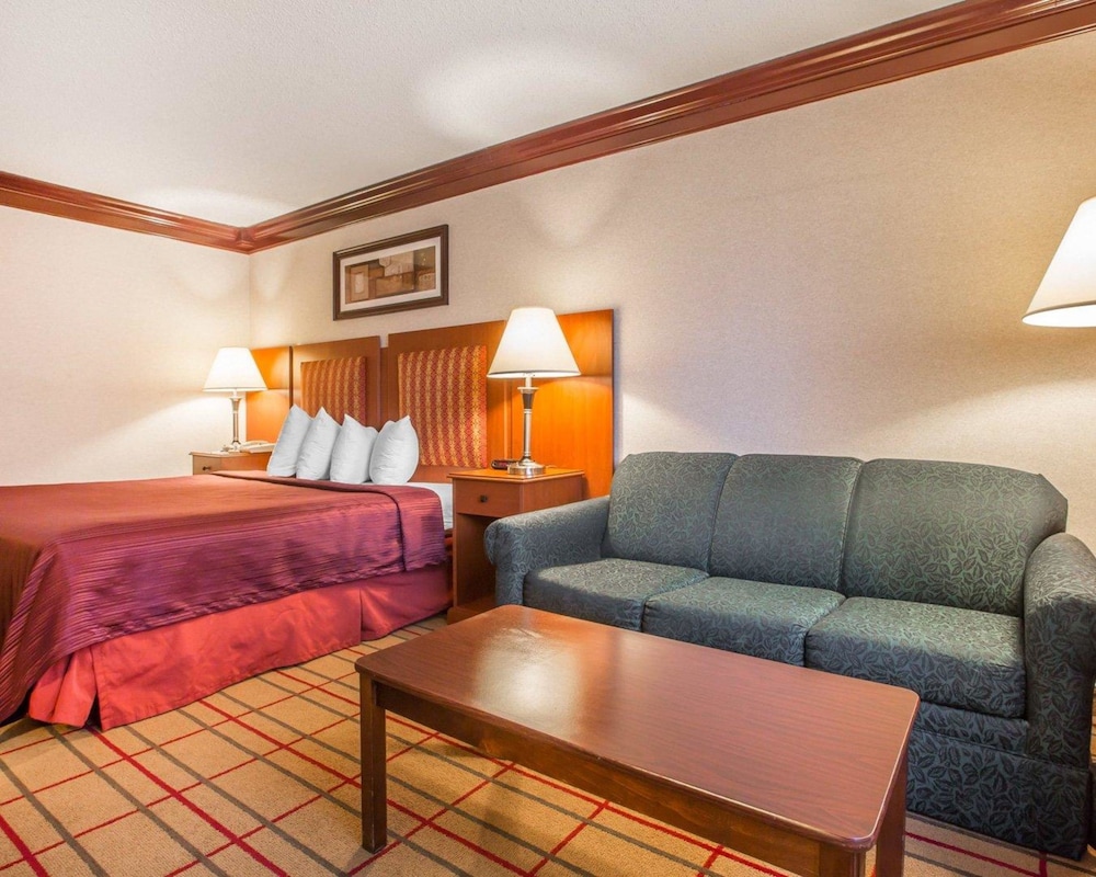 Brattleboro Vacations - Quality Inn  Conference Center - Property Image 41
