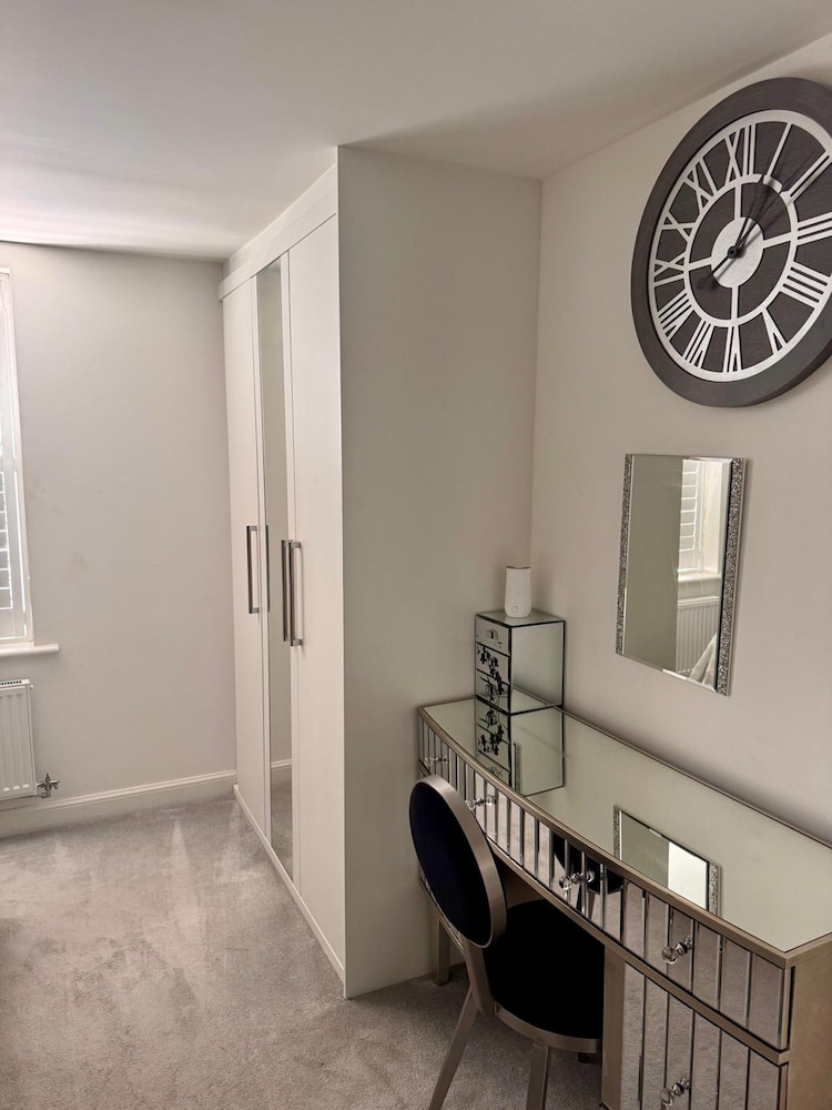 Luxurious Majestic 4 Bedroom- Free Parking