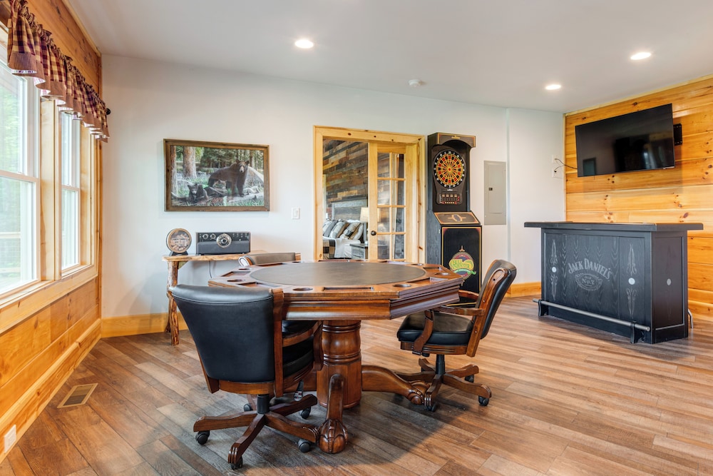Waynesville Romantic Hideaway w/ Private Hot Tub