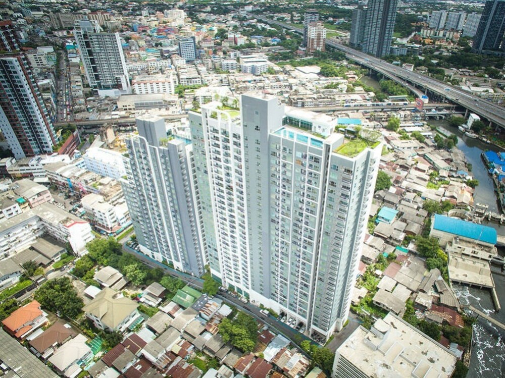 Hotel Highrise Cityview Aspire Condo Gym Pool - Image 1