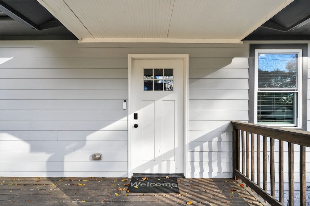 Spacious 4br Mozley Park Home With Fenced Yard 4 Bedroom Home