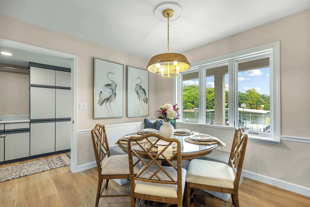 Panoramic Paradise - Lakefront Home for 15
