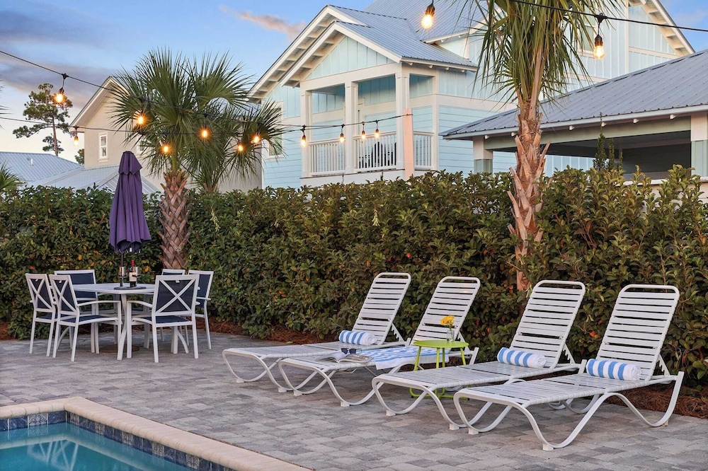 Sleeps 18! 7bdr, Backyard Pool, Walk to Beach Miramar Beach Jewel by Avantstay