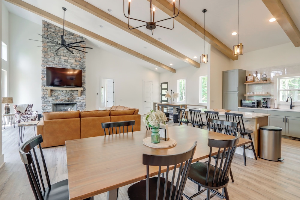 10 Mi to Dtwn: Home w/ Spacious Patio in Ellijay!