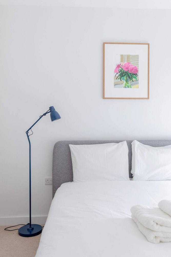 Stylish 2BD Oasis W/balcony South East London!