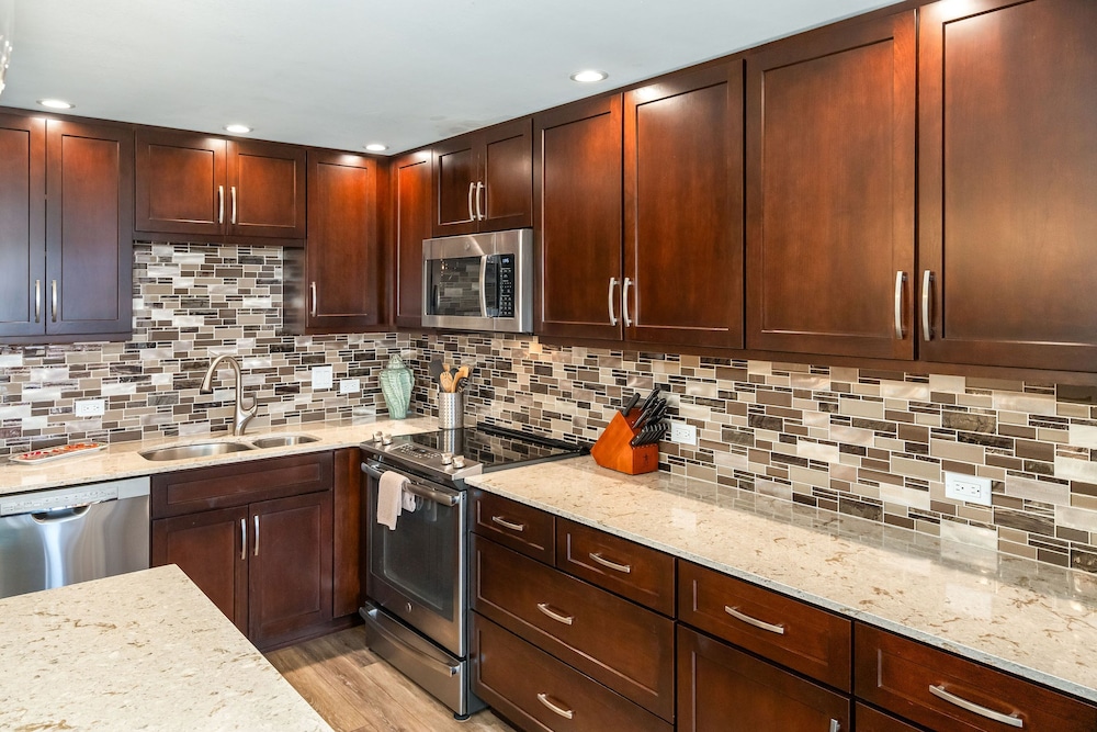 Kamaole Sands 3-406 - Modern Kitchen, Large Lanai, Enclosed Private MB, Split AC