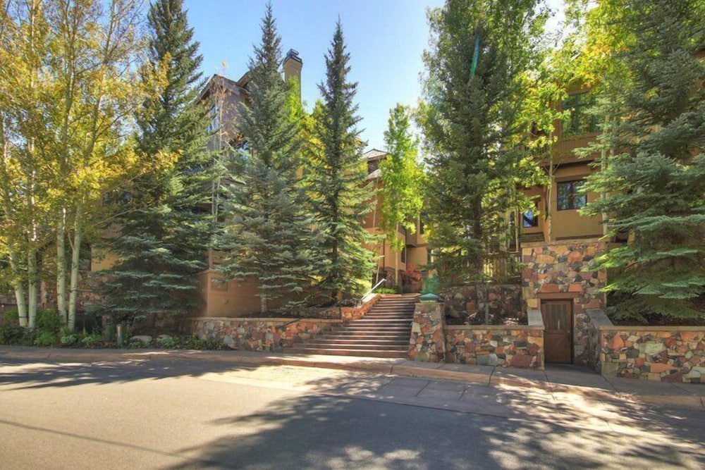 Cozy & Central Arrowhead Ge Townhome 2 Bedroom Condo by RedAwning view 2