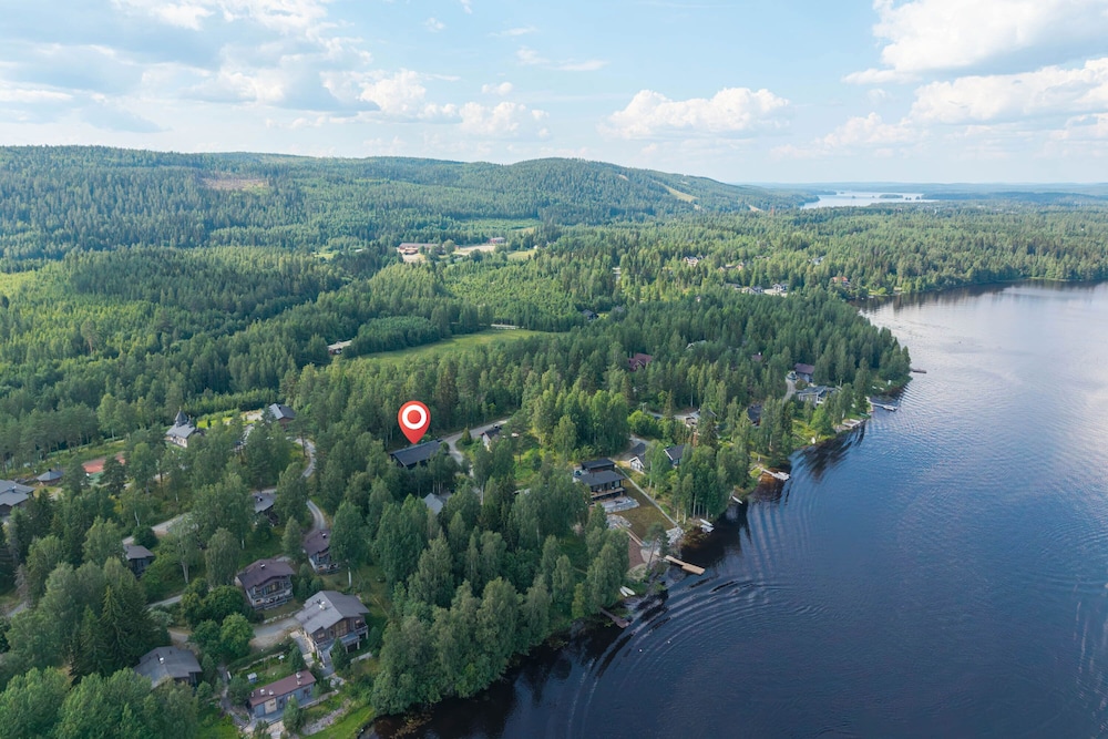 Scenic Lakeside Cabin in Tahko - Hot Tub