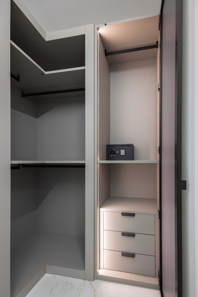 Excelsior Station Suite