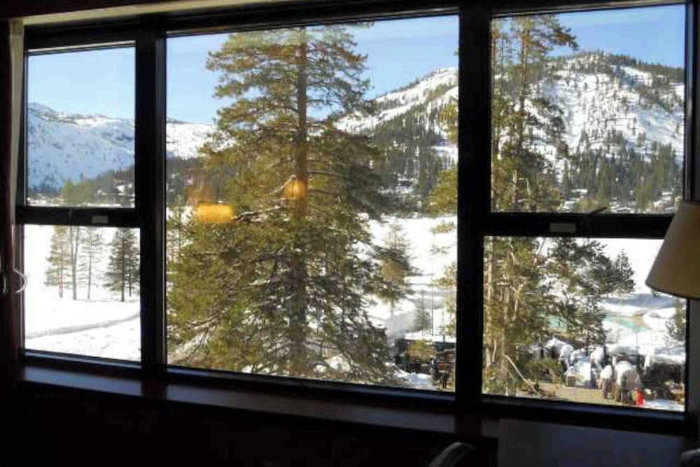1BR Condo w/ Access to Resort Pools, Spa & Gym