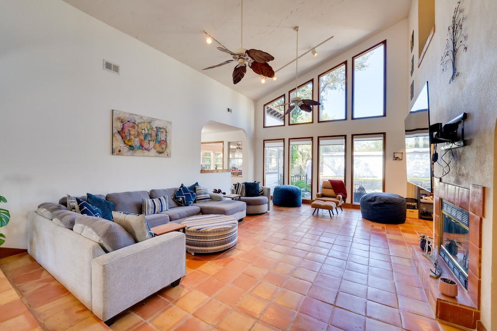 1-acre Backyard & Gym: Spacious Apopka Escape!
