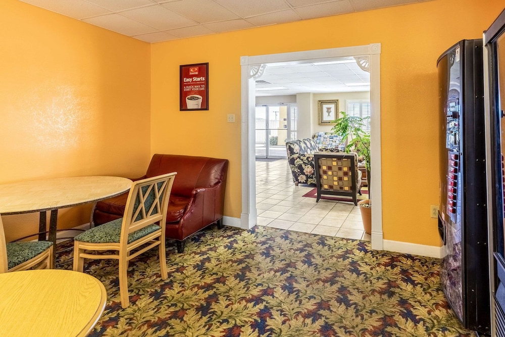 Econo Lodge Knoxville West - Turkey Creek view 2