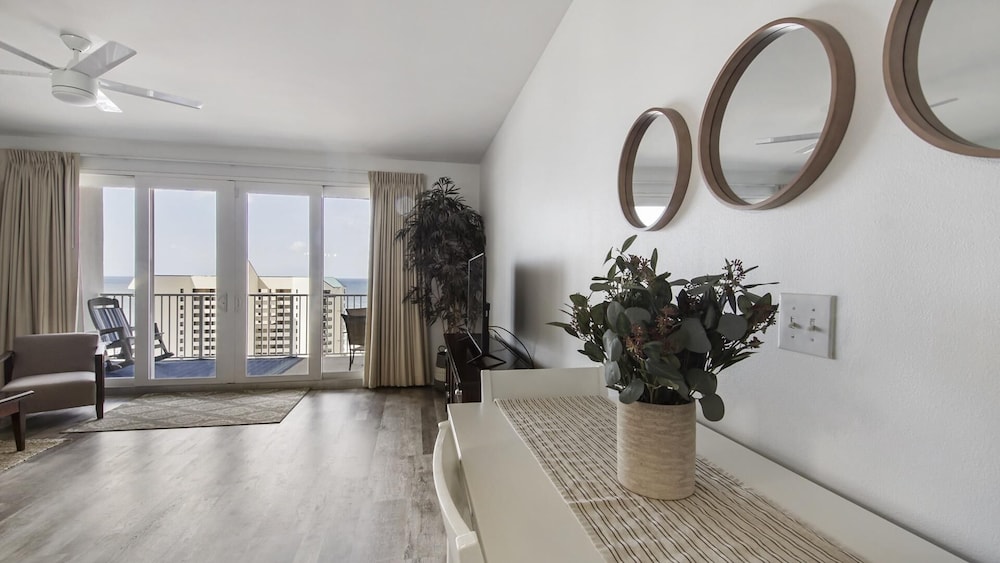 Laketown Wharf 1116
