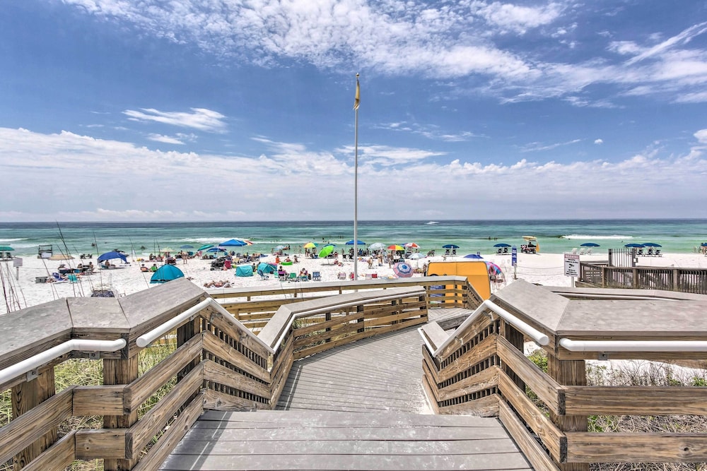 Walk to Golf Course & Beach: Modern Destin Condo view 5