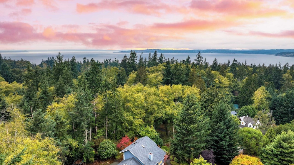 Stylish Forest Getaway on Whidbey Island Near Beaches, Wineries & Trails Cedarview Retreat by Avantstay