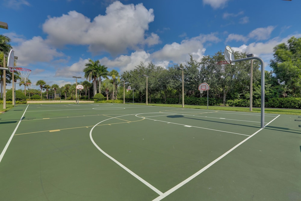 Lake View & Screened Balcony: Estero Getaway!