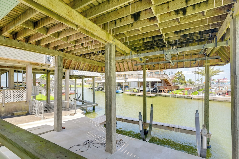 Boat Slip + Decks: Waterfront Gem Near Galveston!