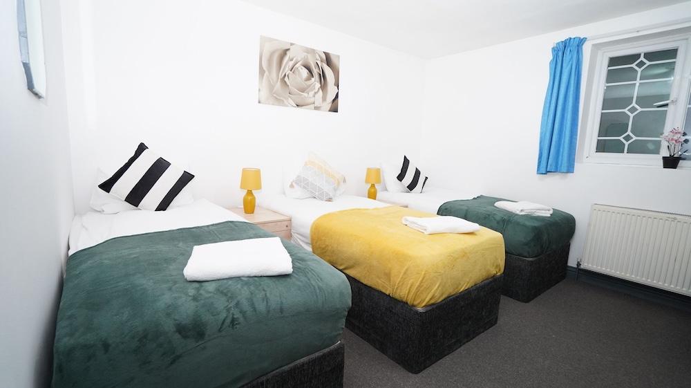 4Bed Spacious House Free Parking view 4
