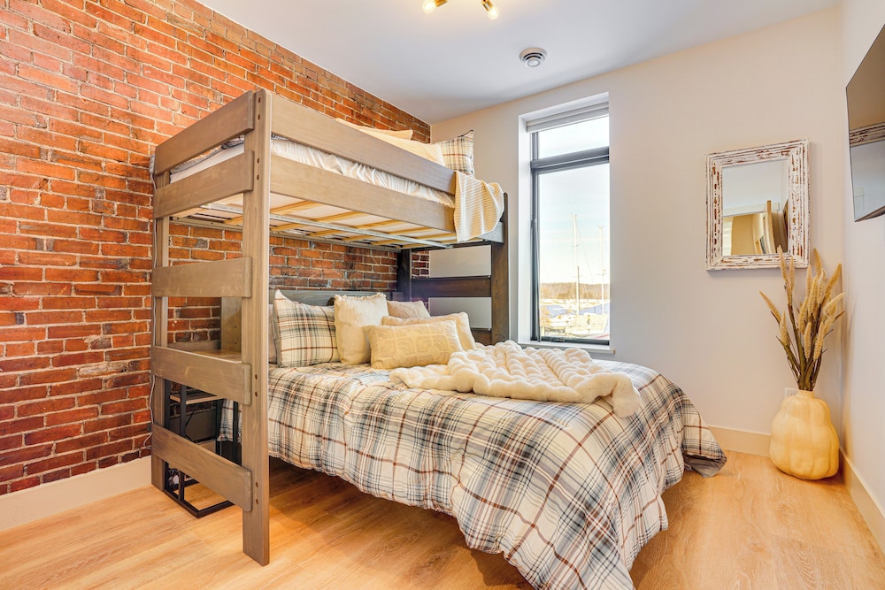 Walk to Lake City Marina: Condo w/ Rooftop Deck!