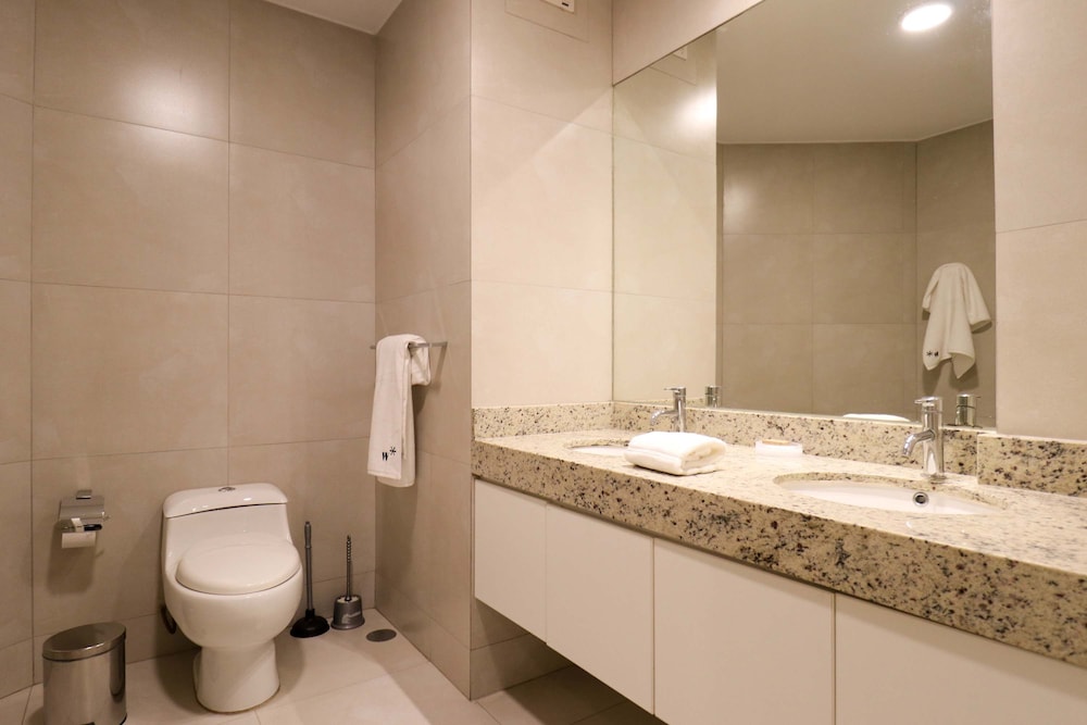 w Graceful 1BR With Balcony in Miraflores