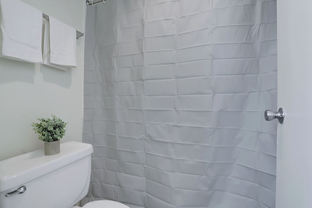 Crystal City Apt Close to Airport