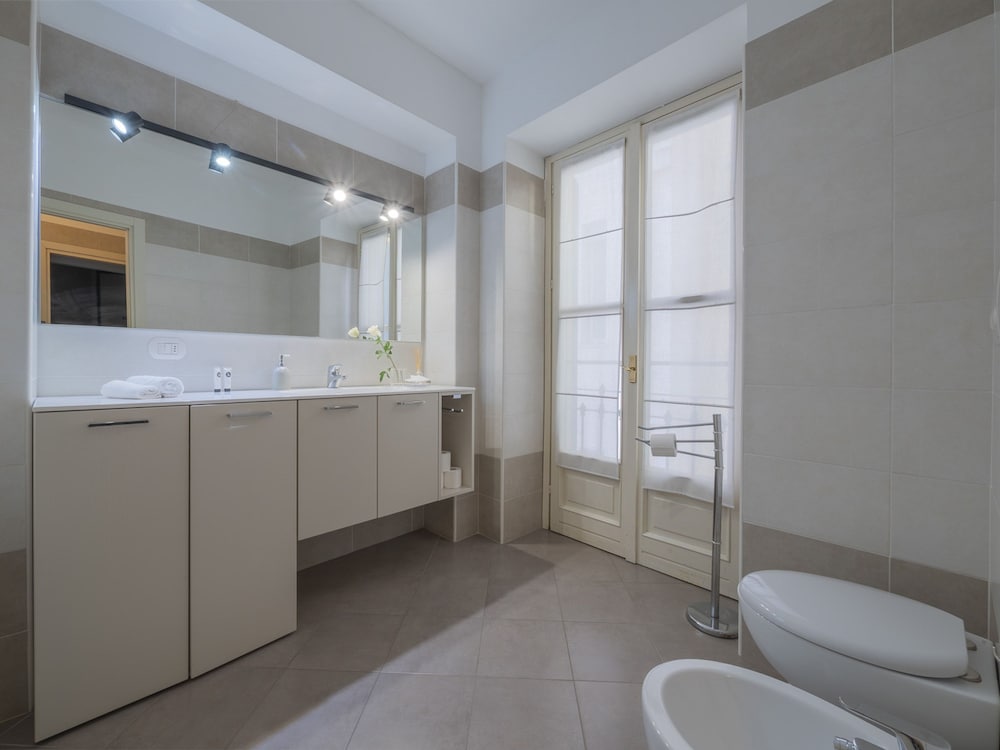 Corso Venezia - Elegant 1 BR apt With Shared Rooftop Terrace in the Heart of Milan