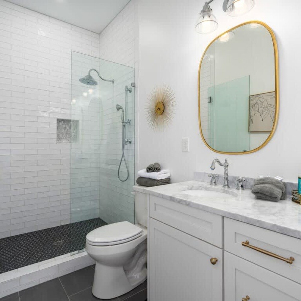 Scenic Cityscape Retreat - Stylish 2BR Townhome view 2