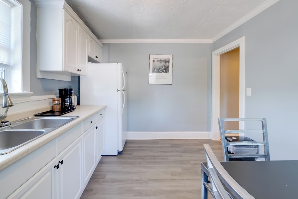 6 Mi to Historic Leesburg: Apt w/ On-site Dining